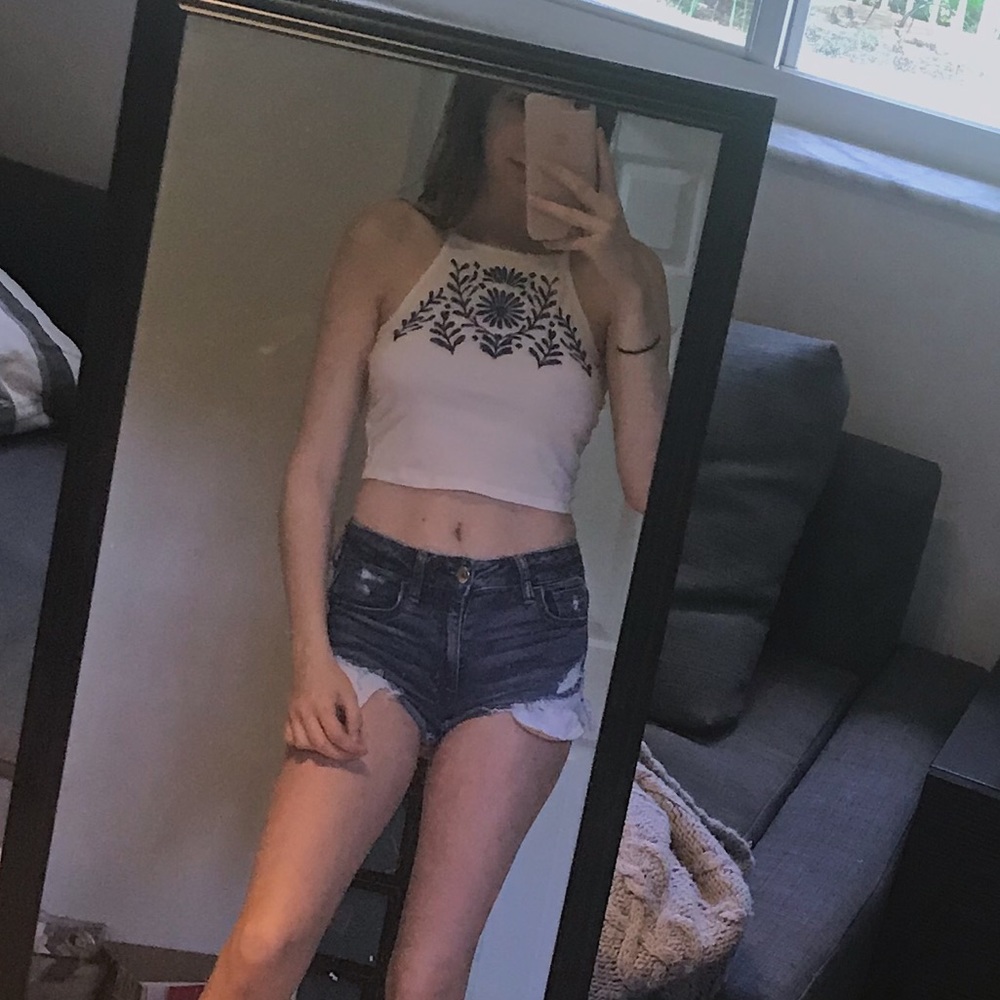 *FLASH SALE* Crop top with beautiful design